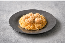 Фрикадельки куриные со спагетти в сливочном соусе и сыром