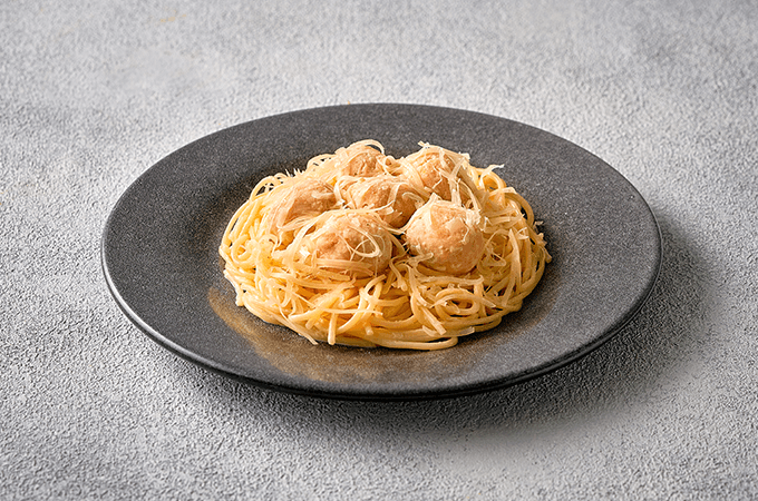 Фрикадельки куриные со спагетти в сливочном соусе и сыром